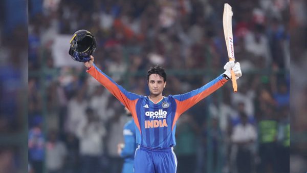 ৩০ বলে সেঞ্চুরি করে ইতিহাসে অভিষেক শর্মা