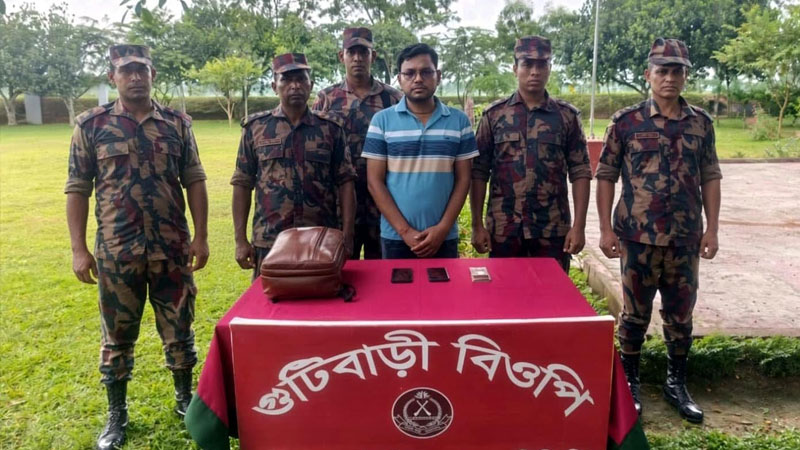 অবৈধভাবে ভারতে যাওয়ার চেষ্টাকালে নির্বাচন অফিসের কর্মচারী আটক