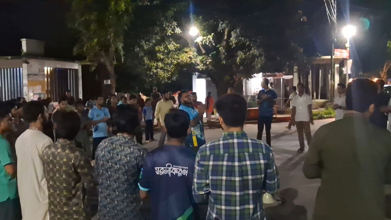 চাকরির ভেরিফিকেশনে দলীয়করণের অভিযোগ, চবিতে চাকসুর বিক্ষোভ