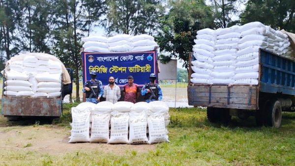 মিয়ানমারে পাচারের সময় তিন ট্রাক ইউরিয়া সারসহ আটক ২