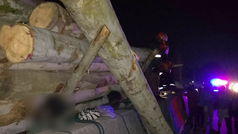 বগুড়ার শেরপুরে চাকা মেরামতের সময় ট্রাকচাপায় নিহত ৩