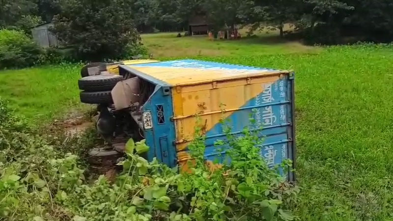 গাজীপুরে কাভার্ডভ্যান-সিএনজি সংঘর্ষে নিহত ৪