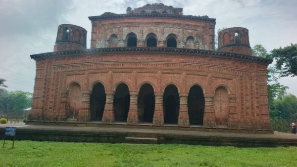 পোড়ামাটির কারুকাজে কালের সাক্ষী হাটিকুমরুল নবরত্ন মন্দির