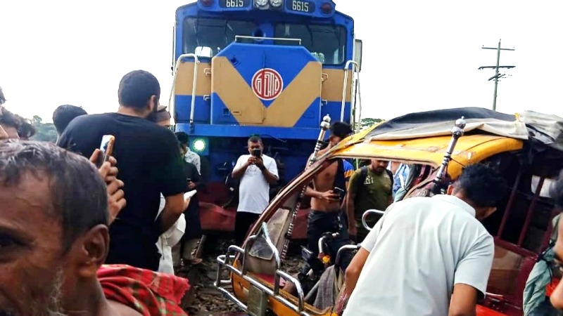 যশোরে ট্রেনের ধাক্কায় অটোরিকশার ২ যাত্রী নিহত