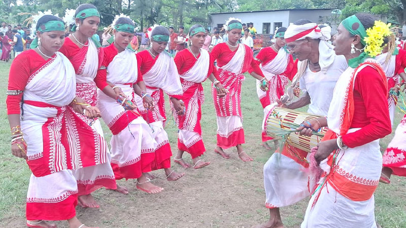 নওগাঁয় ঢোল-মাদলের ছন্দে মুখরিত কারাম উৎসব