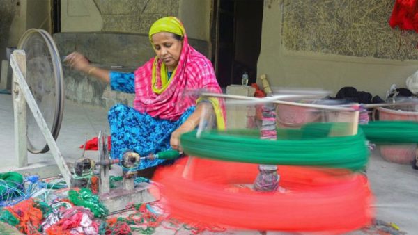 মোহনপুরের হারাতে বসা তাঁতশিল্প টিকিয়ে রাখার লড়াই