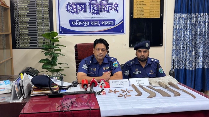 বটগাছের নিচে বস্তায় লুকানো ১৫ রাউন্ড গুলি, দেশীয় অস্ত্র উদ্ধার
