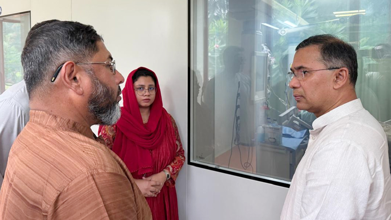 আহত সেনা কর্মকর্তার খোঁজখবর নিলেন প্রধানমন্ত্রী