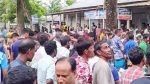 নাগেশ্বরীতে সার না পেয়ে ফের সড়ক অবরোধ, কৃষি কর্মকর্তা অবরুদ্ধ