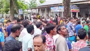 নাগেশ্বরীতে সার না পেয়ে ফের সড়ক অবরোধ, কৃষি কর্মকর্তা অবরুদ্ধ
