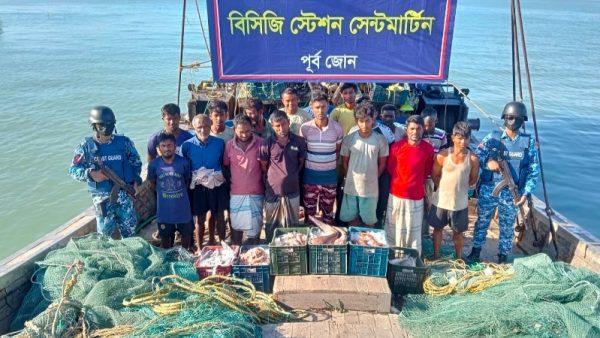সেন্টমার্টিনে ট্রলিং বোটসহ ১৭ জেলে আটক