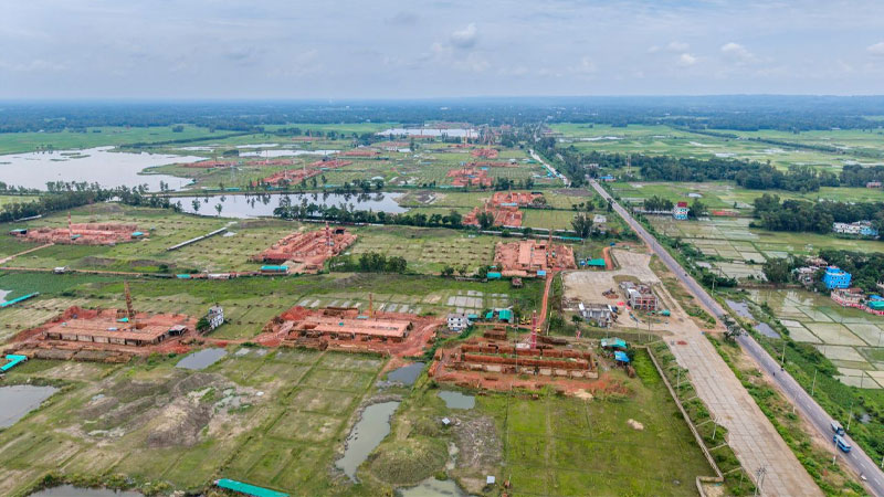একটি করে ইটের আড়ালে হারাতে থাকা কৃষিজমি