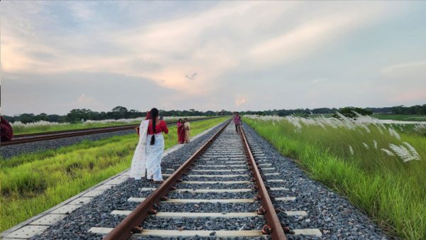ঝুঁকি জেনেও শিবচরে রেল লাইনে বাড়ছে ভ্রমণপ্রেমীদের বিচরণ!