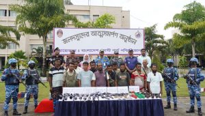সুন্দরবনের ‘নানা ভাই বাহিনী’র প্রধানসহ ১২ বনদস্যুর আত্মসমর্পণ