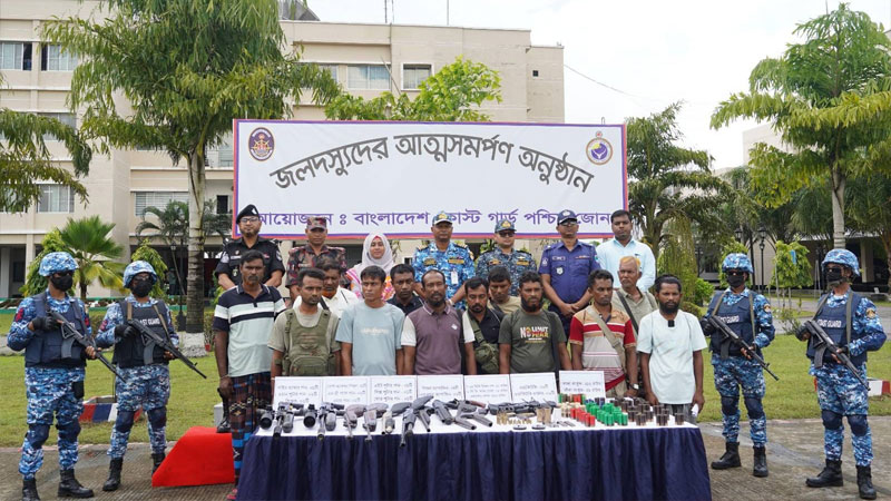 সুন্দরবনের ‘নানা ভাই বাহিনী’র প্রধানসহ ১২ বনদস্যুর আত্মসমর্পণ