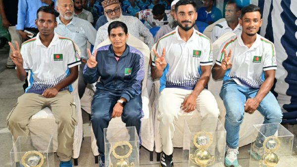 দূরপাল্লার সাঁতারে চার পদকজয়ী বাংলাদেশি সাঁতারুদের সংবর্ধনা