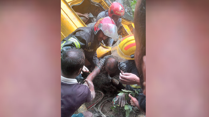 দুর্ঘটনায় ট্রাকে আটকা চালক, ৯৯৯ নম্বরে ফোনে উদ্ধার
