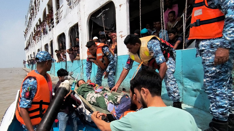মেঘনায় অসুস্থ নারীকে উদ্ধার করে হাসপাতালে নিল কোস্ট গার্ড