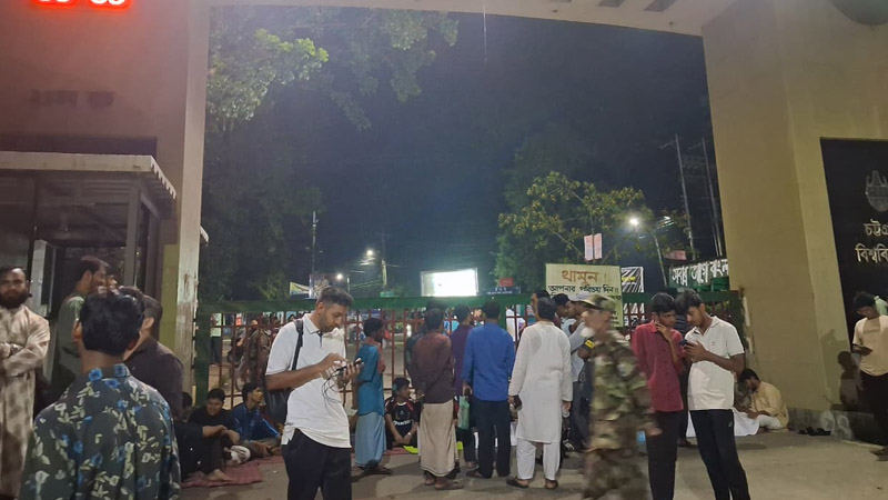 ভাড়া বৃদ্ধির প্রতিবাদে চবির মূল ফটকে চাকসুর তালা