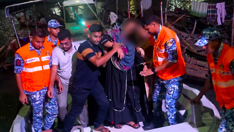 লঞ্চের অসুস্থ অন্তঃসত্ত্বাকে কোস্ট গার্ডের চিকিৎসা সহায়তা