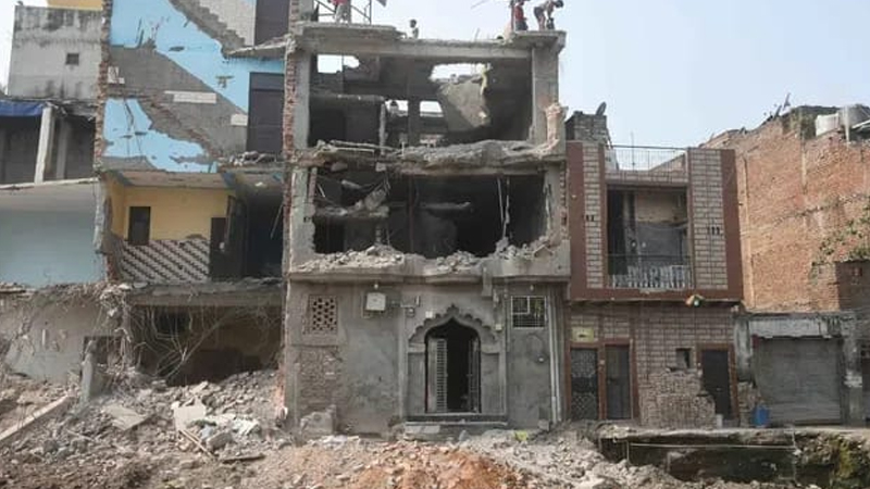 দিল্লিতে গভীর রাতে মসজিদে বুলডোজার অভিযান