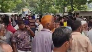 লালমনিরহাটে সার সিন্ডিকেট বন্ধের দাবিতে মহাসড়ক অবরোধ