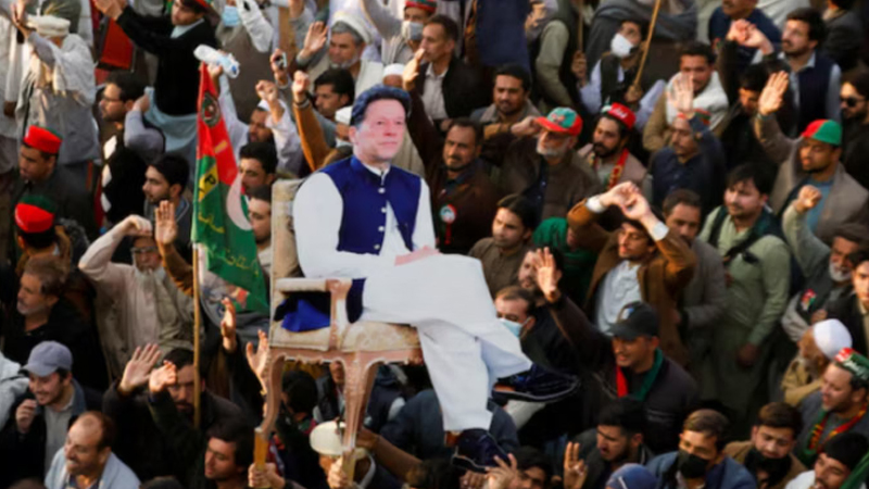 কারাবন্দী ইমরান খানের ৩ বোন আটক