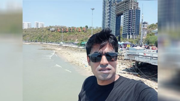 পাতায়ার অন্ধকারে মানুষের মুখ