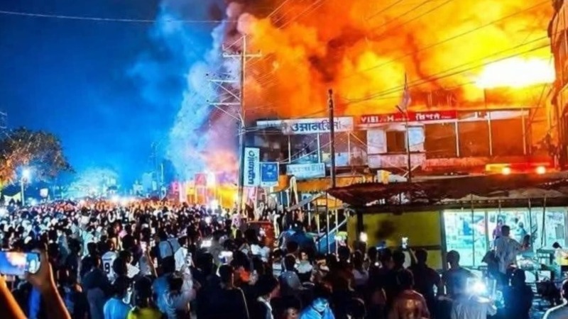 টেকনাফে আগুনে ১০ দোকান পুড়ে ছাই, আহত ২০