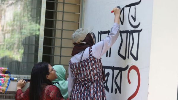চুয়েট উপাচার্যকে পুনর্বহালের দাবিতে দেয়ালে গ্রাফিতি
