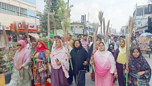 আমির হামজার বিরুদ্ধে মহিলা দলের ঝাড়ু মিছিল