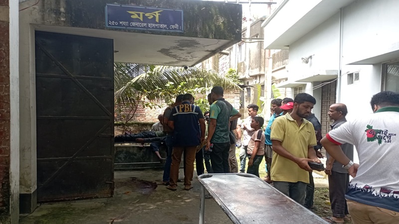 ফেনীতে দাঁড়িয়ে থাকা কাভার্ড ভ্যানে বাসের ধাক্কা, নিহত ৩