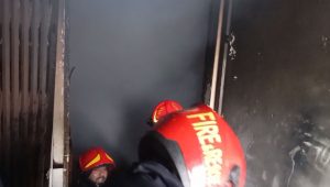 ধানমণ্ডিতে এপেক্স শোরুমে আগুন নিয়ন্ত্রণে