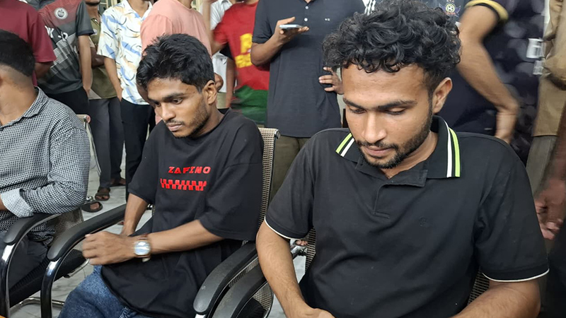ছবি তুলে ব্ল্যাকমেইল, চবির দুই শিক্ষার্থীকে পুলিশে সোপর্দ