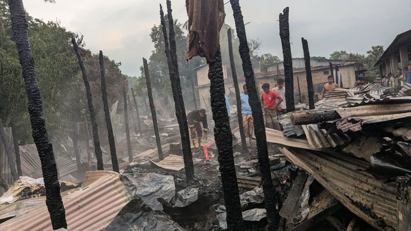 বান্দরবানের বলীপাড়া বাজারে আগুনে পুড়ে ছাই ১৩ দোকান