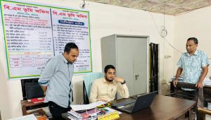 ৪২ আবেদন ঝুলিয়ে রাখায় ভূমি অফিসের দুই কর্মকর্তাকে শোকজ