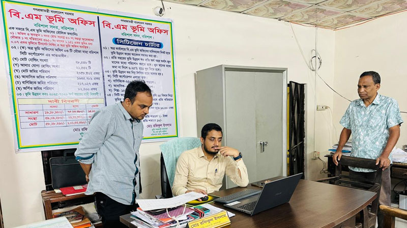 ৪২ আবেদন ঝুলিয়ে রাখায় ভূমি অফিসের দুই কর্মকর্তাকে শোকজ