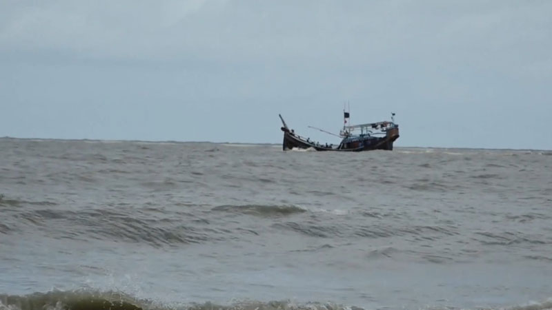 বঙ্গোপসাগরে ট্রলার ডুবি: ১১ জেলে উদ্ধার, নিখোঁজ ২