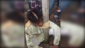 মোবাইল চুরির অভিযোগে যুবকের চুল কেটে খুঁটির সঙ্গে বেঁধে মারধর