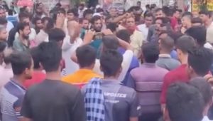 মহাখালীতে পরিবহন শ্রমিকদের সড়ক অবরোধ