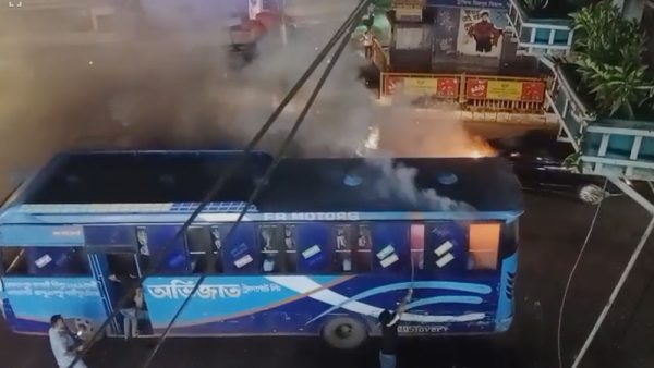রাজধানীর বিভিন্ন স্থানে বাসে আগুন, ককটেল বিস্ফোরণ