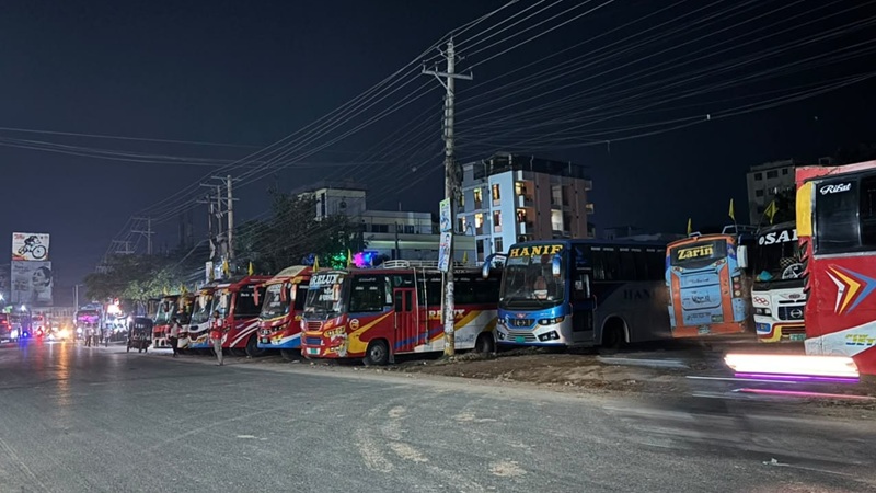 দুই দিনের অচলাবস্থা কাটিয়ে নওগাঁয় বাস চলাচল স্বাভাবিক