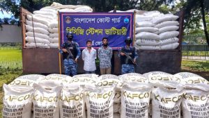 চট্টগ্রামে পাচারের সময় ৬০০ বস্তা ইউরিয়া সার জব্দ, আটক ২
