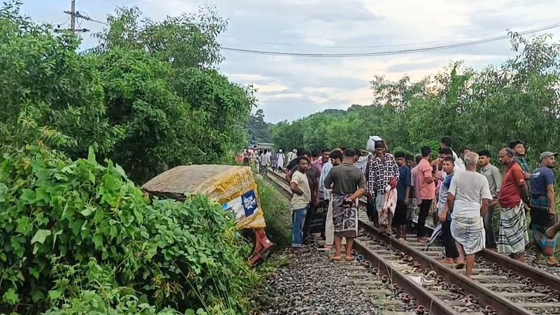 চট্টগ্রামে ট্রেনের ধাক্কায় অটোরিকশার ২ যাত্রী নিহত
