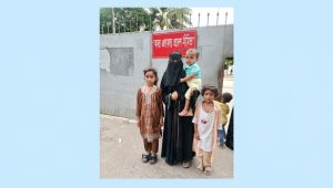 স্বামী হত্যার বিচার চেয়ে কারাগারে শিশুসহ মা