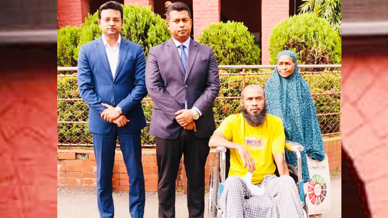 চট্টগ্রামে গণশুনানিতে হুইলচেয়ার পেলেন কুরবান