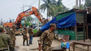 চট্টগ্রামে রাস্তা-ফুটপাতে দেড় শতাধিক অবৈধ স্থাপনা উচ্ছেদ
