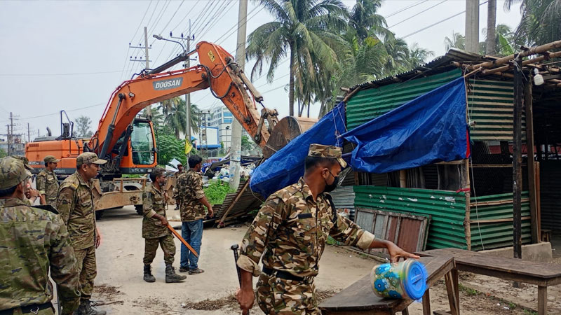 চট্টগ্রামে রাস্তা-ফুটপাতে দেড় শতাধিক অবৈধ স্থাপনা উচ্ছেদ