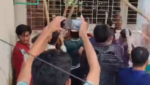কুবিতে ‘বসা নিয়ে’ সিনিয়র-জুনিয়র মারামারি, আহত ৪