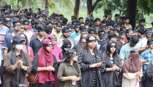 চুয়েট প্রশাসনের নীরবতা নিয়ে প্রশ্ন, চোখে কালো কাপড় বেঁধে প্রতিবাদ